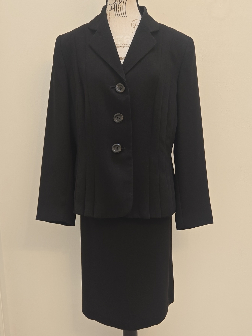 Le Suit Classic Black Women's Skirt Suit In Size 16 Petite